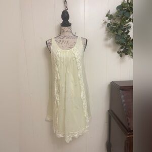 VTG M shadow line Elegant Cream Lace Nightgown 70’s lace and floral yellow